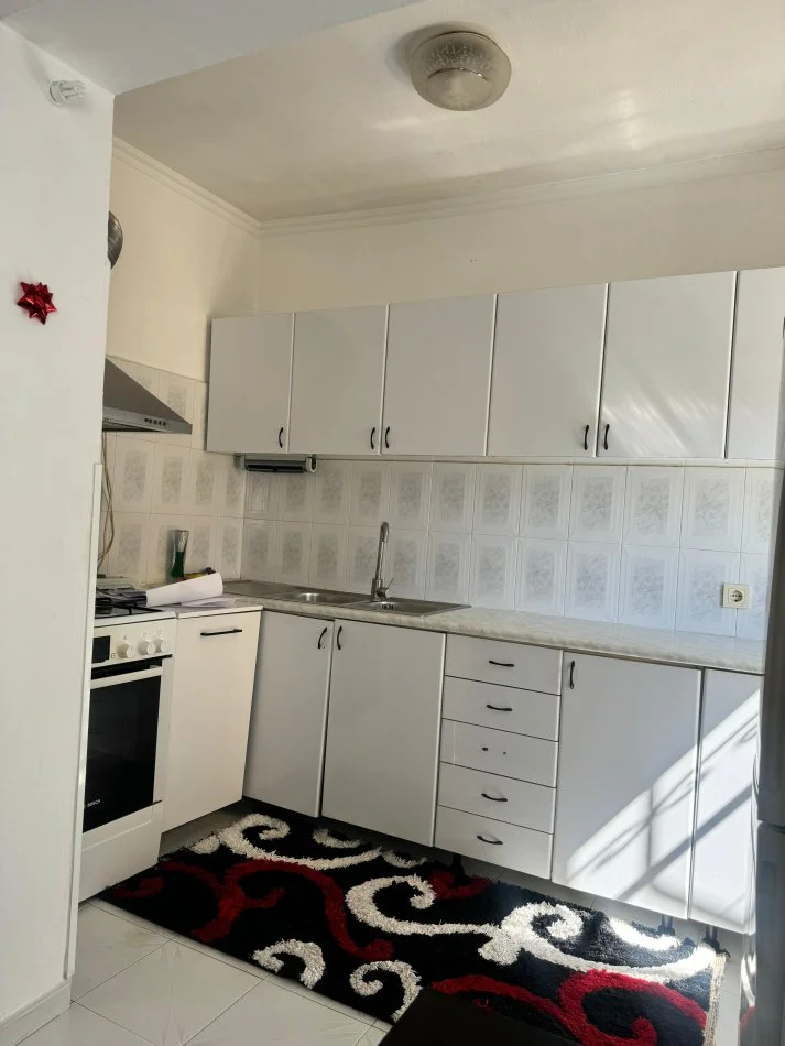 Tirane, jepet me qera 2+1+Ballkon Kati 5, 70 m² 500 € (TREGU ELEKTRIK)