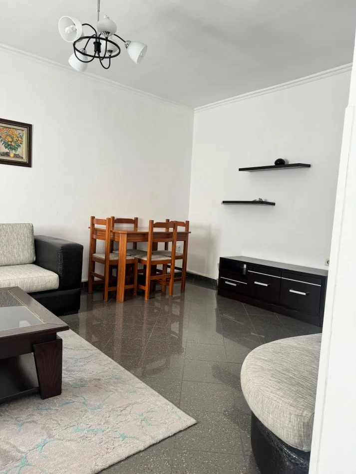 Tirane, jepet me qera 2+1+Ballkon Kati 5, 70 m² 500 € (TREGU ELEKTRIK)