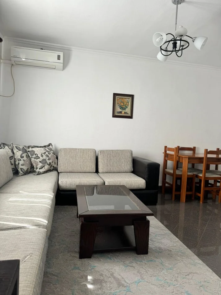 Tirane, jepet me qera 2+1+Ballkon Kati 5, 70 m² 500 € (TREGU ELEKTRIK)