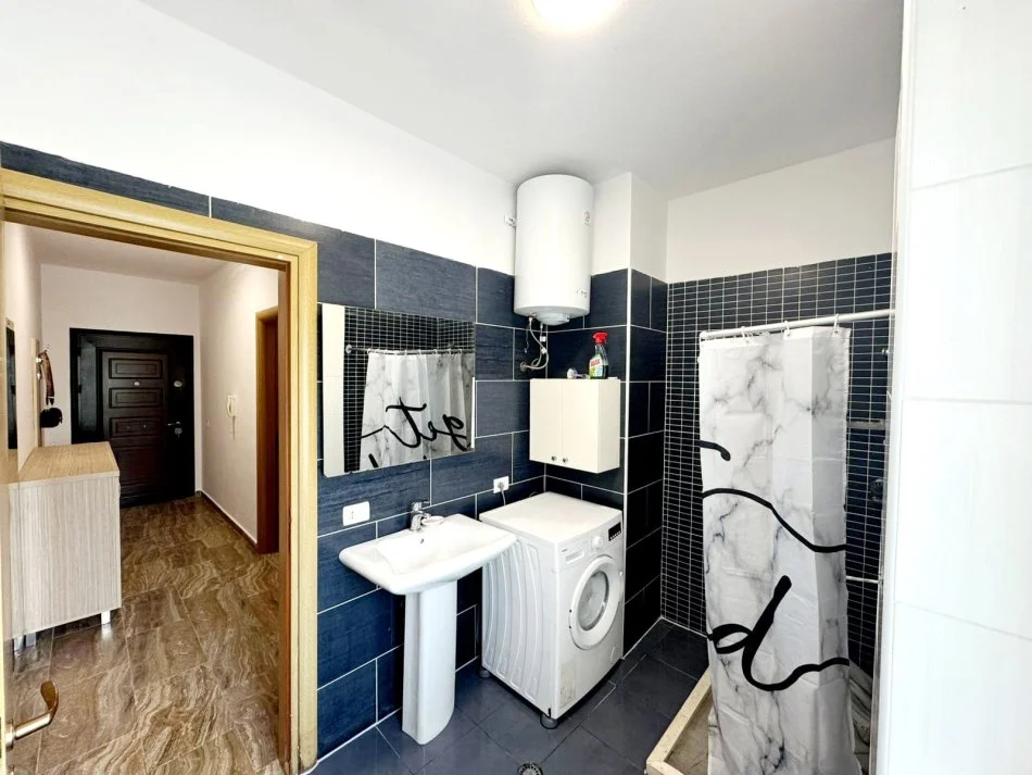 Tirane, jepet me qera apartament 1+1+Ballkon Kati 6, 65 m² 400 € 