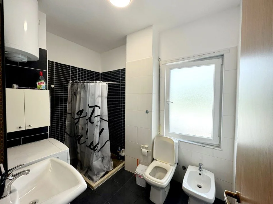 Tirane, jepet me qera apartament 1+1+Ballkon Kati 6, 65 m² 400 € 