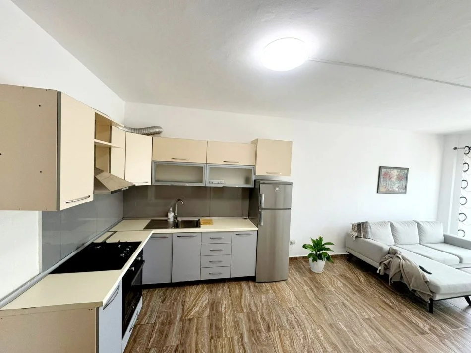 Tirane, jepet me qera apartament 1+1+Ballkon Kati 6, 65 m² 400 € 