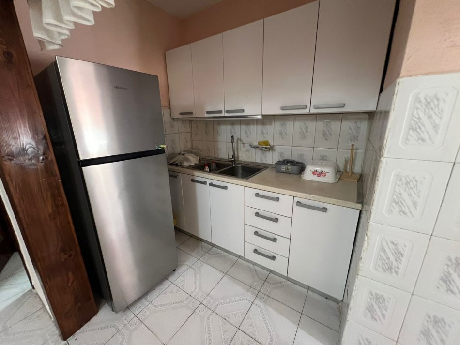 Tirane, jepet me qera apartament 2+1+Ballkon Kati 5, 90 m² 500 € (Rruga e Kavajes)