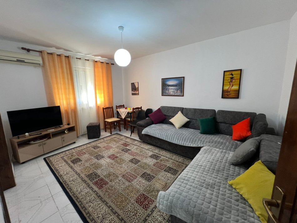 Tirane, jepet me qera apartament 2+1+Ballkon Kati 5, 90 m² 500 € (Rruga e Kavajes)