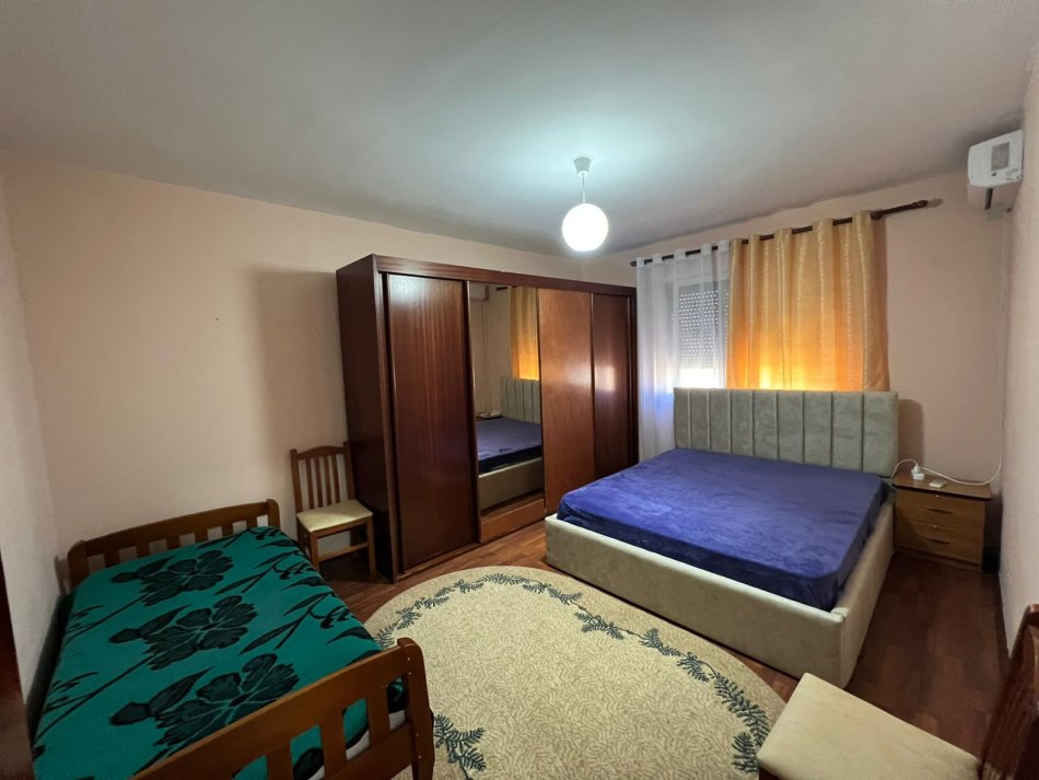 Tirane, jepet me qera apartament 2+1+Ballkon Kati 5, 90 m² 500 € (Rruga e Kavajes)