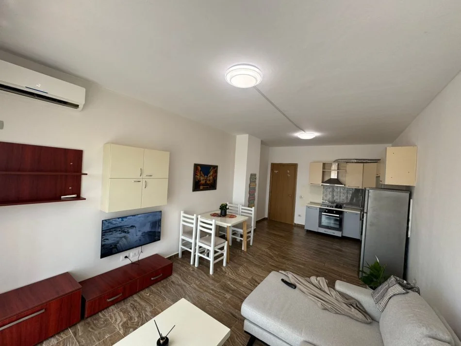 Tirane, jepet me qera apartament 1+1+Ballkon Kati 6, 105 m² 400 € (Prane News 24, Shkoze)