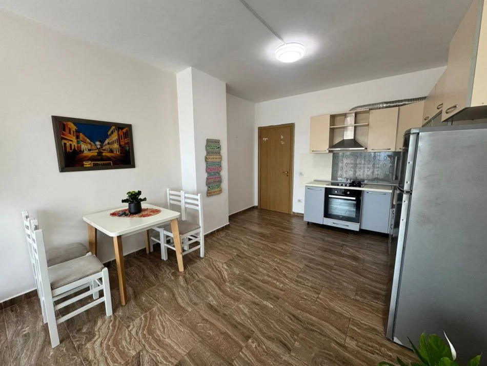 Tirane, jepet me qera apartament 1+1+Ballkon Kati 6, 105 m² 400 € (Prane News 24, Shkoze)