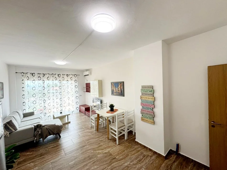 Tirane, jepet me qera apartament 1+1+Ballkon Kati 6, 105 m² 400 € (Prane News 24, Shkoze)