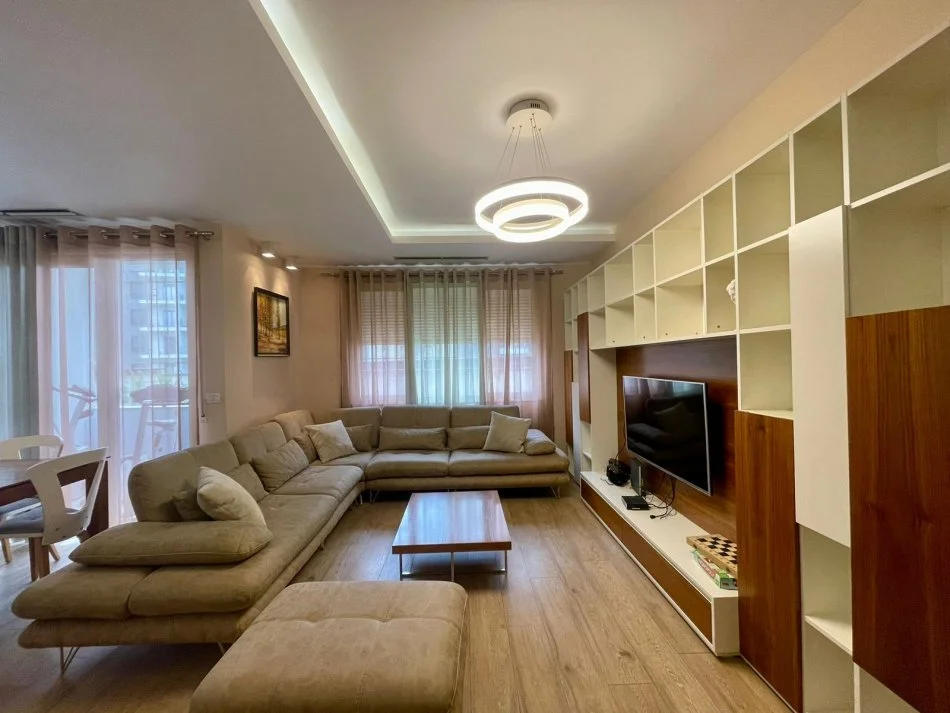 Tirane, jepet me qera apartament 3+1+Ballkon Kati 2, 140 m² 900 € (Bulevardi i Ri)