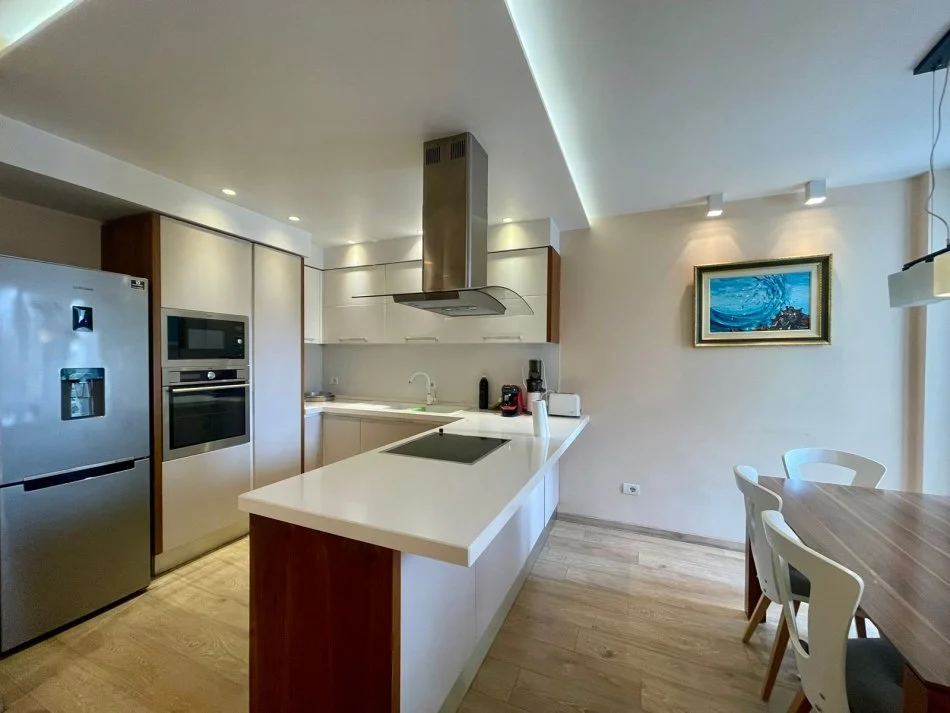 Tirane, jepet me qera apartament 3+1+Ballkon Kati 2, 140 m² 900 € (Bulevardi i Ri)