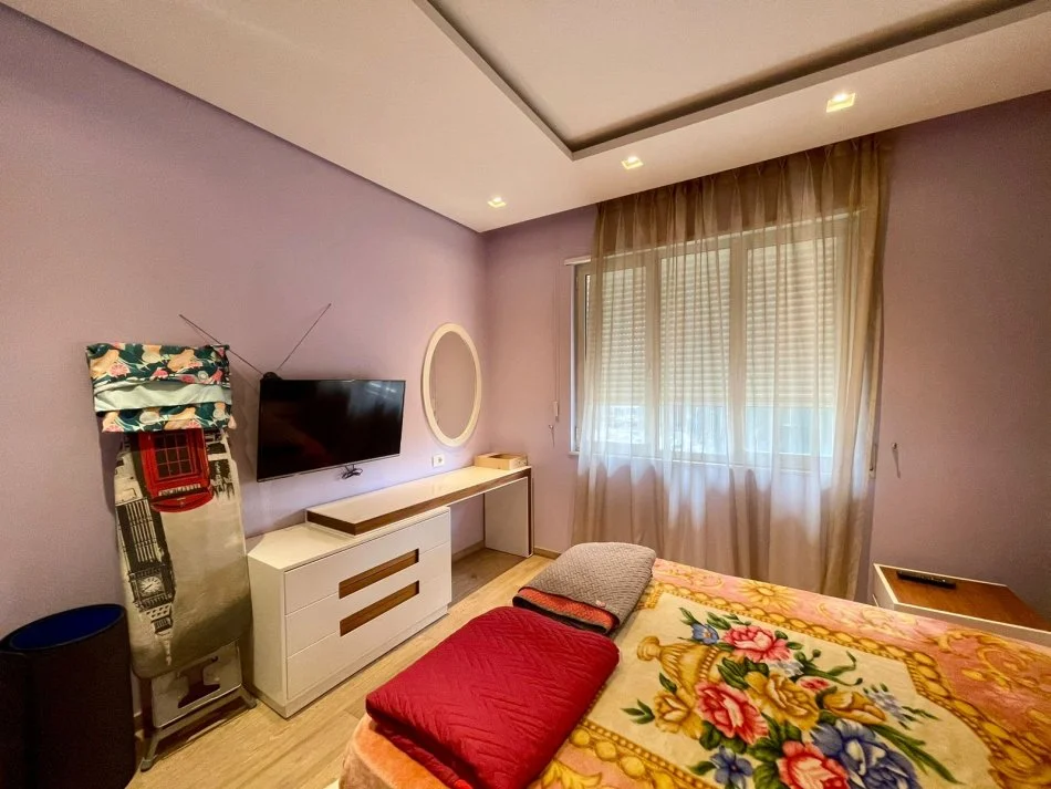 Tirane, jepet me qera apartament 3+1+Ballkon Kati 2, 140 m² 900 € (Bulevardi i Ri)