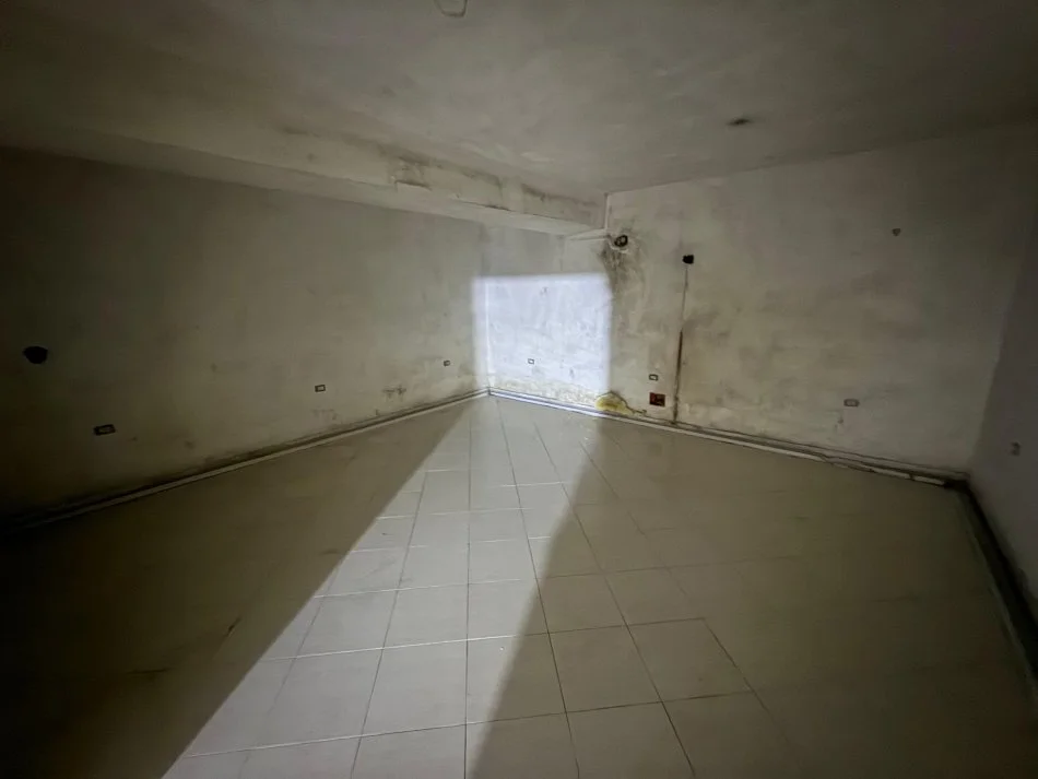 Tirane, shitet ambjent biznesi Kati 0, 1.000 m² 1.700.000 € (Shkolla e Baletit)