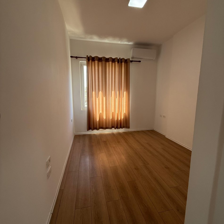 Tirane, jepet me qera ambjent biznesi Kati 3, 97 m² 650 € (Delijorgji)