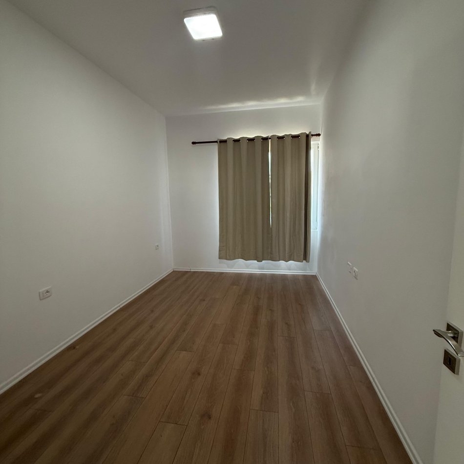 Tirane, jepet me qera ambjent biznesi Kati 3, 97 m² 650 € (Delijorgji)