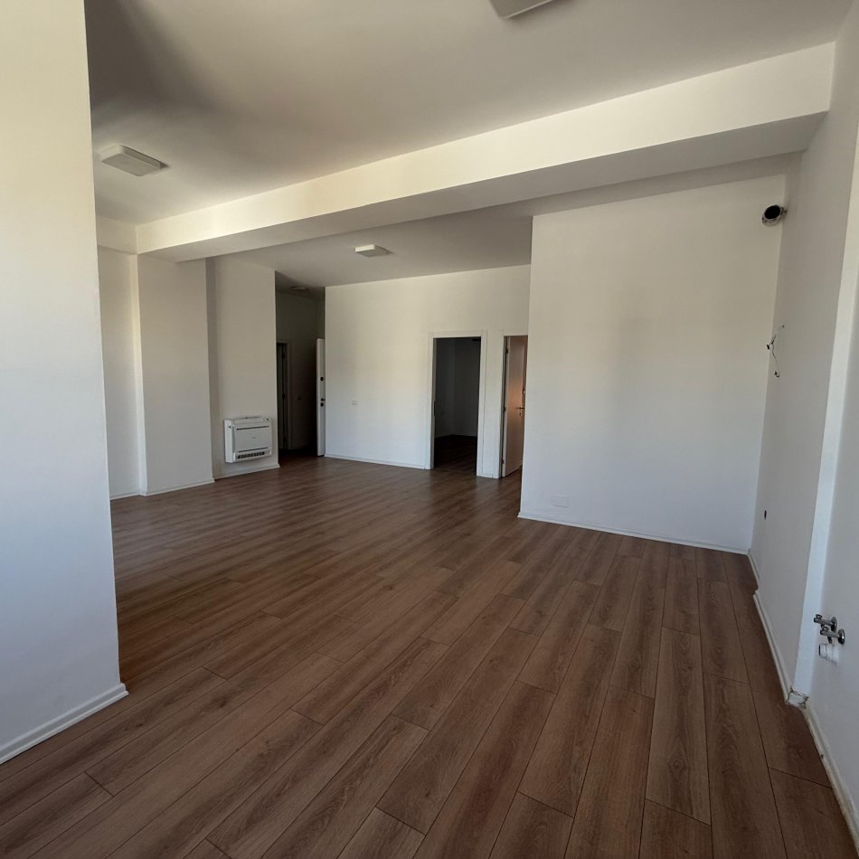 Tirane, jepet me qera ambjent biznesi Kati 3, 97 m² 650 € (Delijorgji)