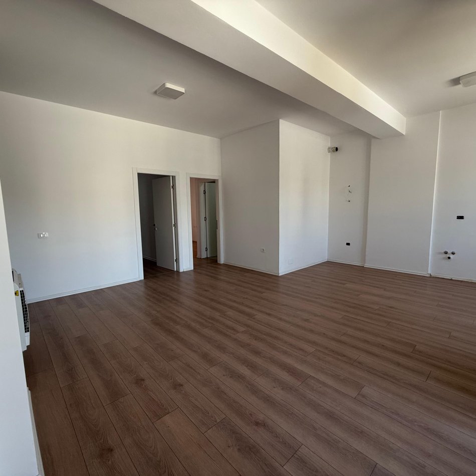 Tirane, jepet me qera ambjent biznesi Kati 3, 97 m² 650 € (Delijorgji)
