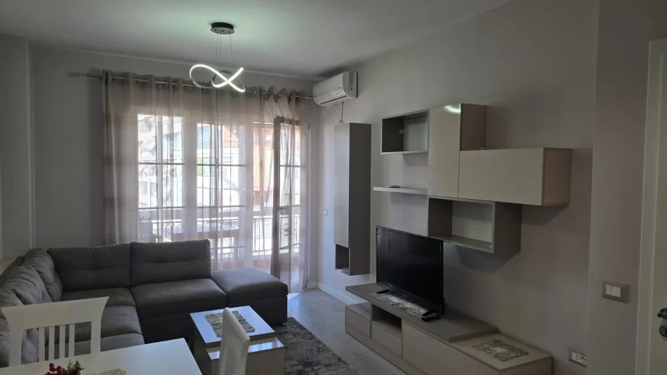 Tirane, jepet me qera apartament 1+1+Ballkon Kati 6, 70 m² 450 € (Rruga Teodor Keko)