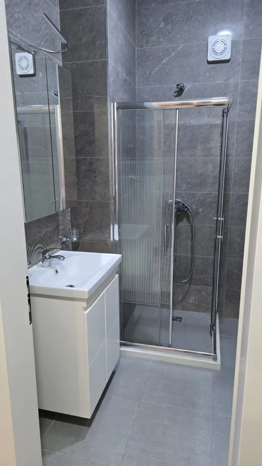 Tirane, jepet me qera apartament 1+1+Ballkon Kati 6, 70 m² 450 € (Rruga Teodor Keko)