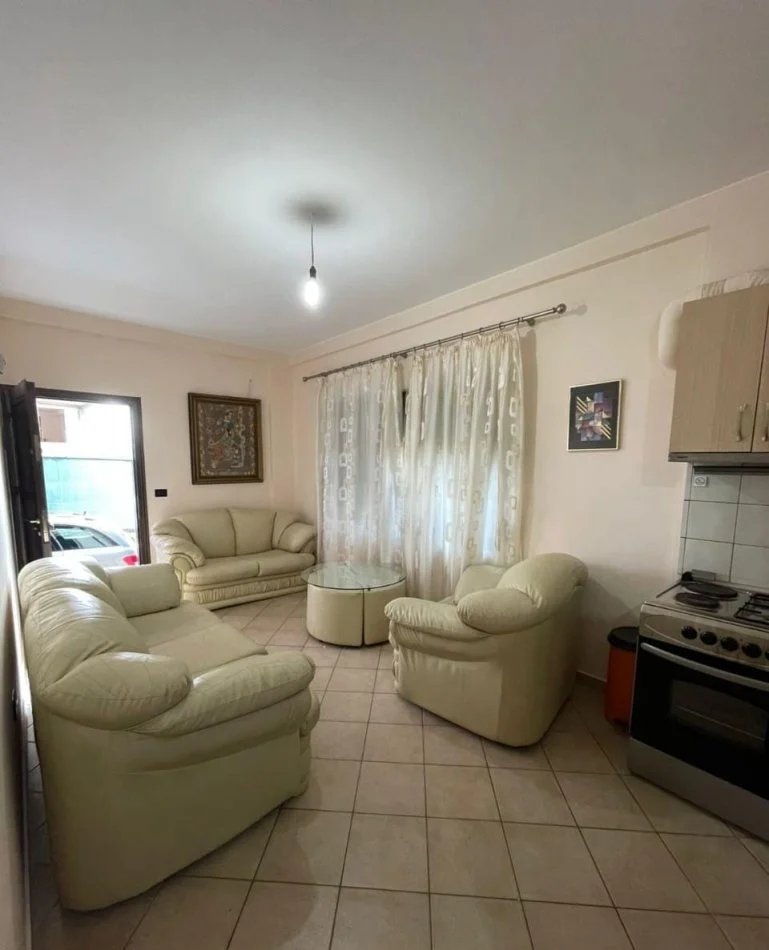 Tirane, jepet me qera apartament 1+1 Kati 1, 50 m² 350 € (Selite)