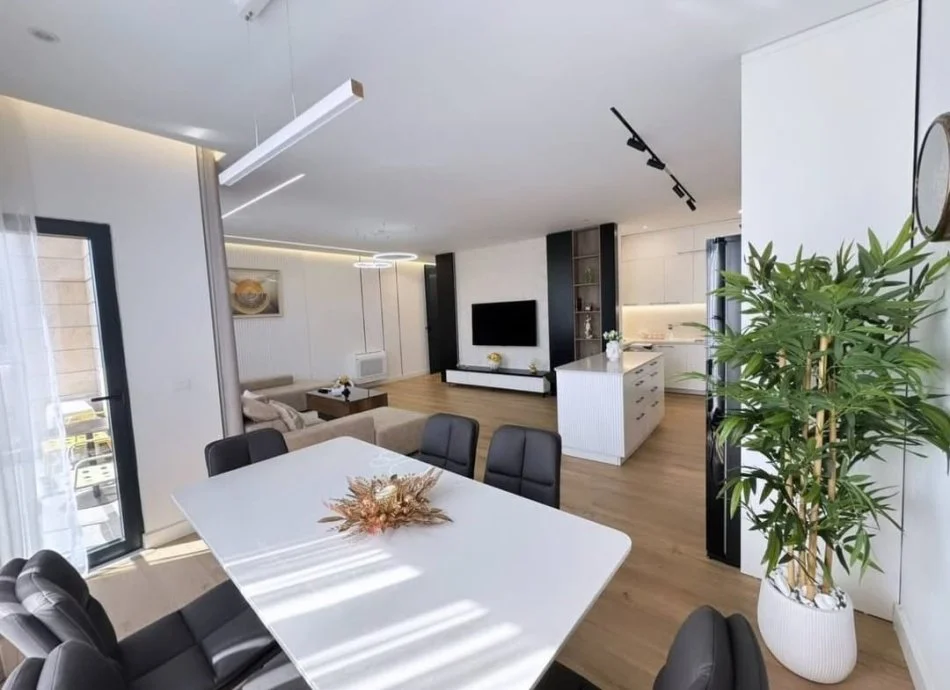 Tirane, shitet apartament 3+1 Kati 8, 156 m² 312.000 € (Porcelan)