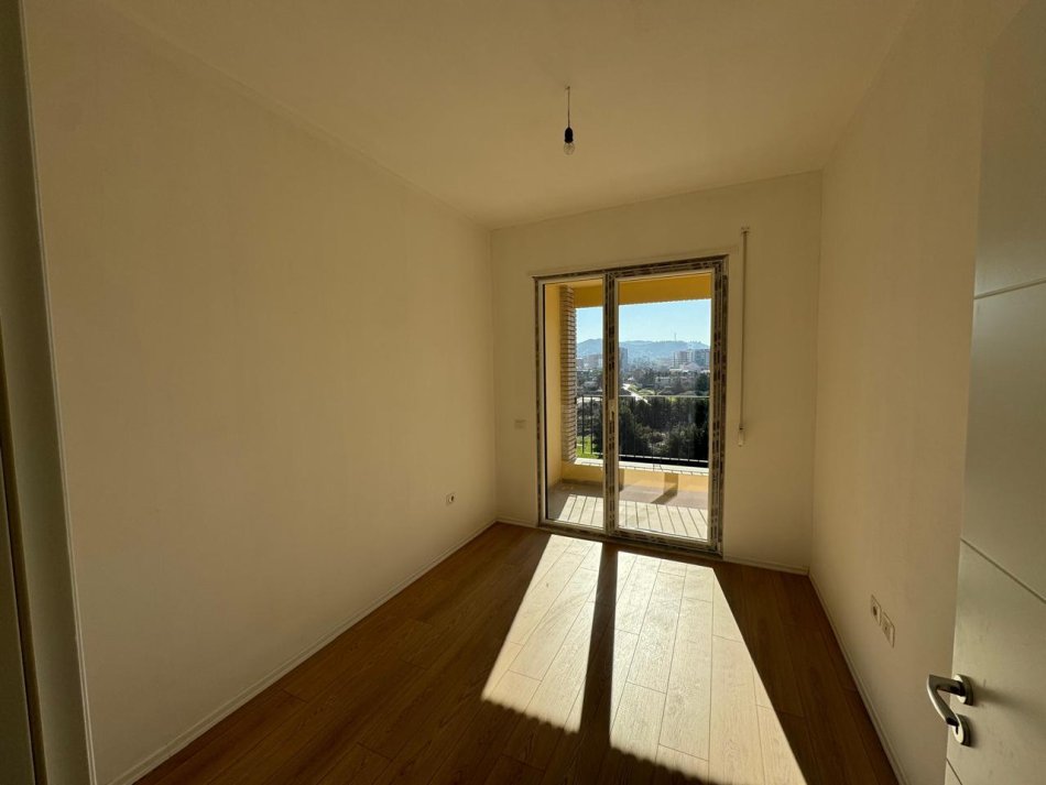 Tirane, shitet apartament 3+1+Ballkon Kati 3, 150 m² 230.000 € (Fusha e Aviacionit)