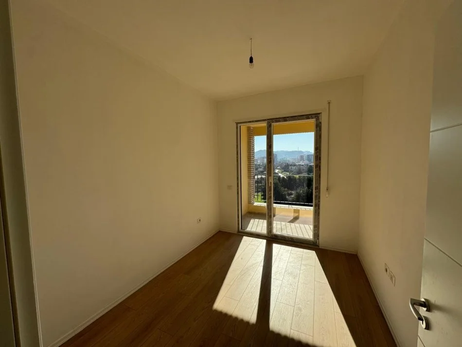 Tirane, shitet apartament 3+1+Ballkon Kati 3, 150 m² 230.000 € (Fusha e Aviacionit)