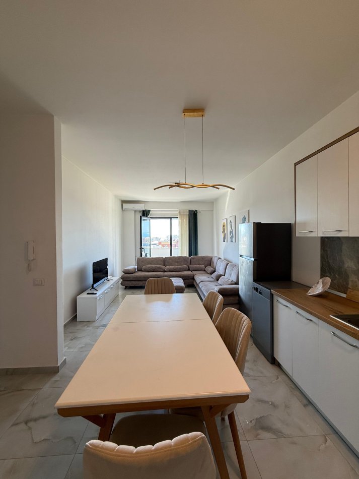 Tirane, jepet me qera apartament 2+1+Ballkon Kati 9, 115 m² 650 € (Unaza e Re)