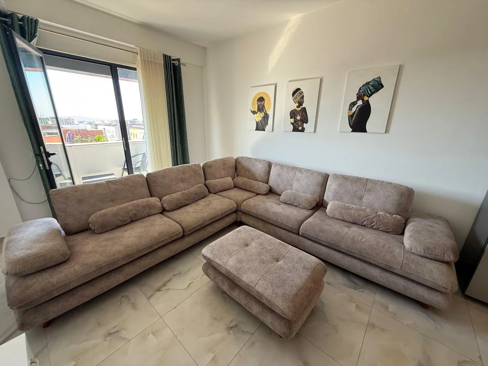 Tirane, jepet me qera apartament 2+1+Ballkon Kati 9, 115 m² 650 € (Unaza e Re)