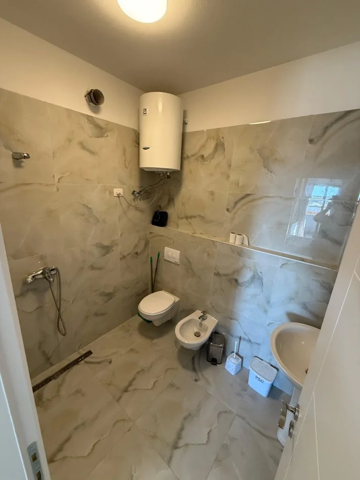 Tirane, jepet me qera apartament 2+1+Ballkon Kati 9, 115 m² 650 € (Unaza e Re)