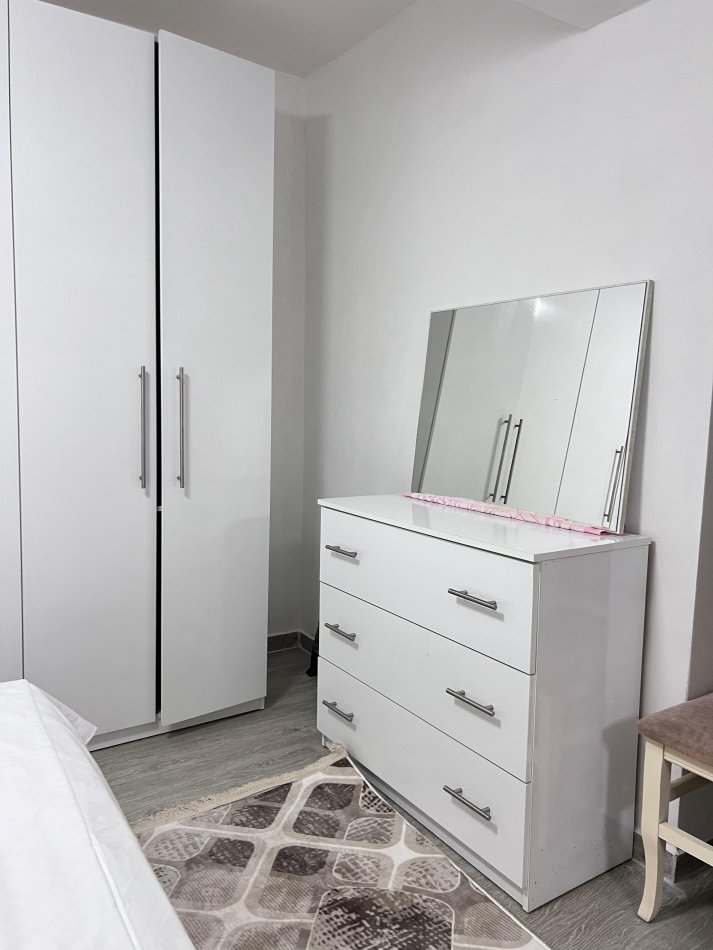 Tirane, jepet me qera apartament 2+1 Kati 1, 80 m² 600 € (Blloku ambasadave)