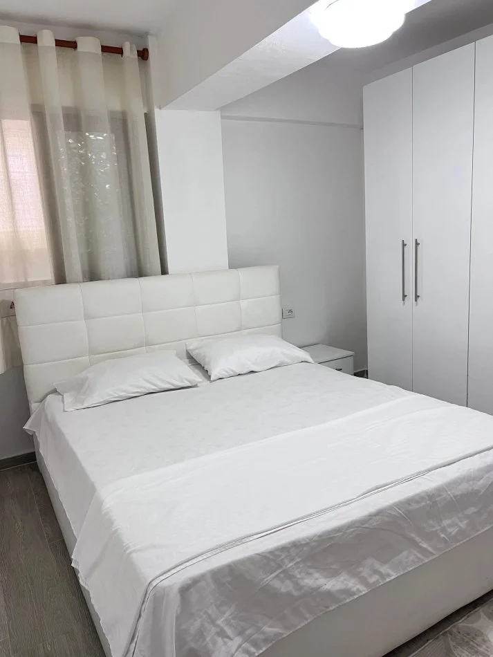 Tirane, jepet me qera apartament 2+1 Kati 1, 80 m² 600 € (Blloku ambasadave)
