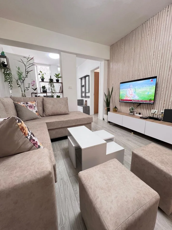 Tirane, jepet me qera apartament 2+1 Kati 1, 80 m² 600 € (Blloku ambasadave)