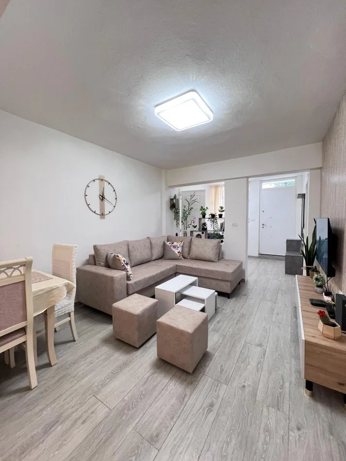 Tirane, jepet me qera apartament 2+1 Kati 1, 80 m² 600 € (Blloku ambasadave)