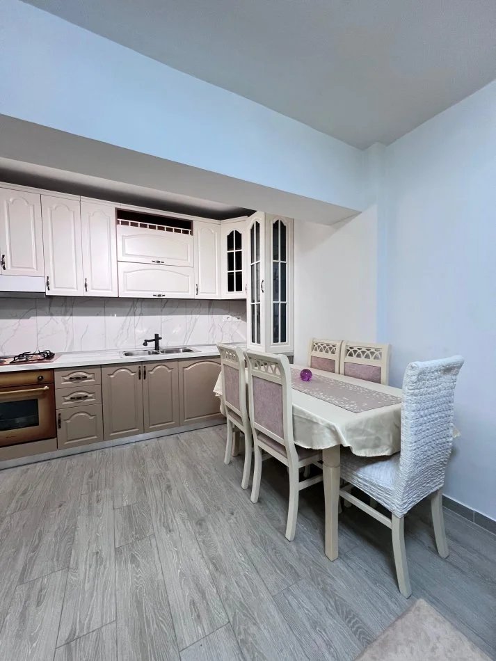 Tirane, jepet me qera apartament 2+1 Kati 1, 80 m² 600 € (Blloku ambasadave)