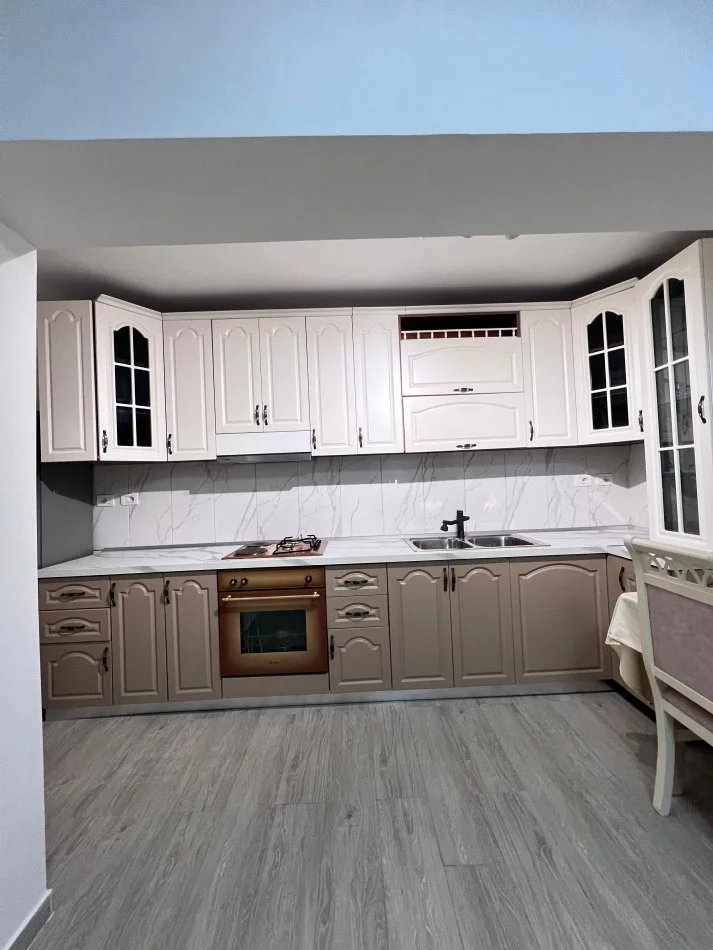 Tirane, jepet me qera apartament 2+1 Kati 1, 80 m² 600 € (Blloku ambasadave)