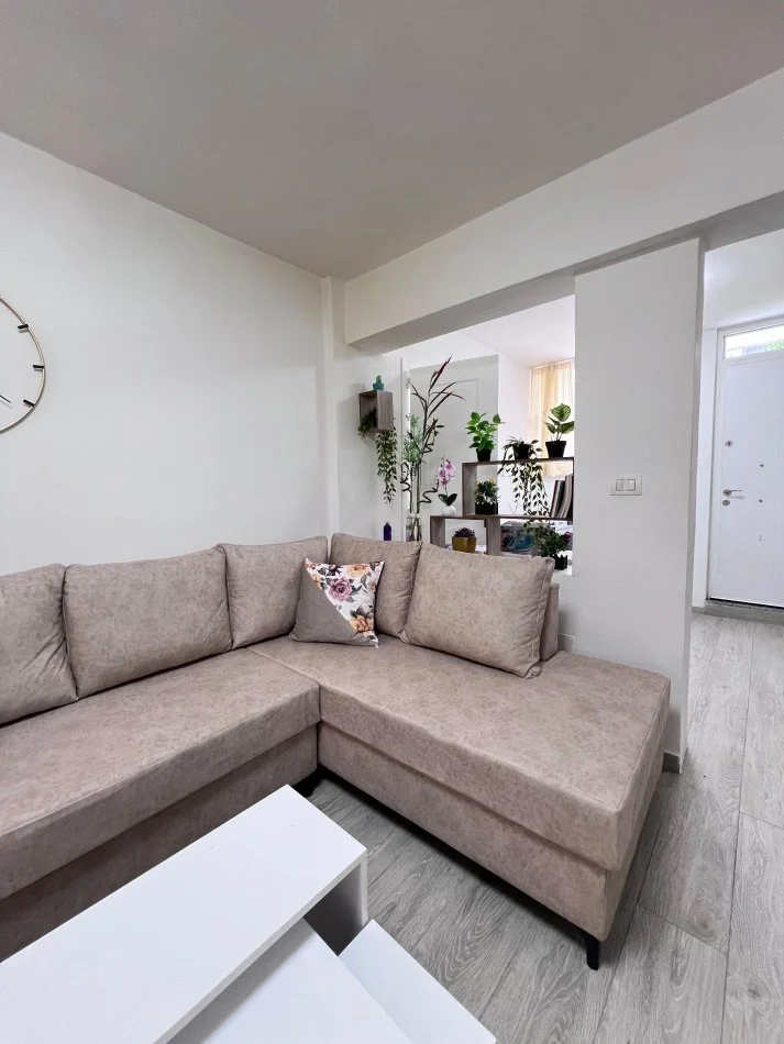 Tirane, jepet me qera apartament 2+1 Kati 1, 80 m² 600 € (Blloku ambasadave)