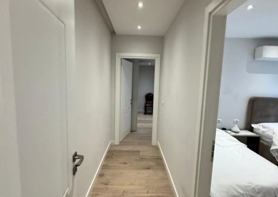 Tirane, jepet me qera apartament 2+1 Kati 5, 101 m² 1.250 € (Bllok)