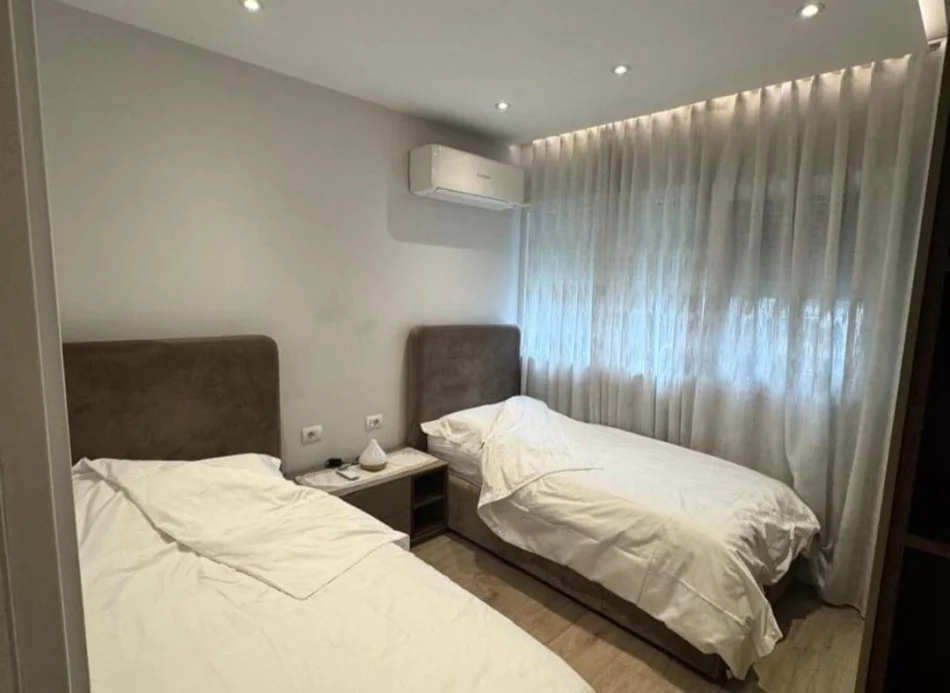 Tirane, jepet me qera apartament 2+1 Kati 5, 101 m² 1.250 € (Bllok)