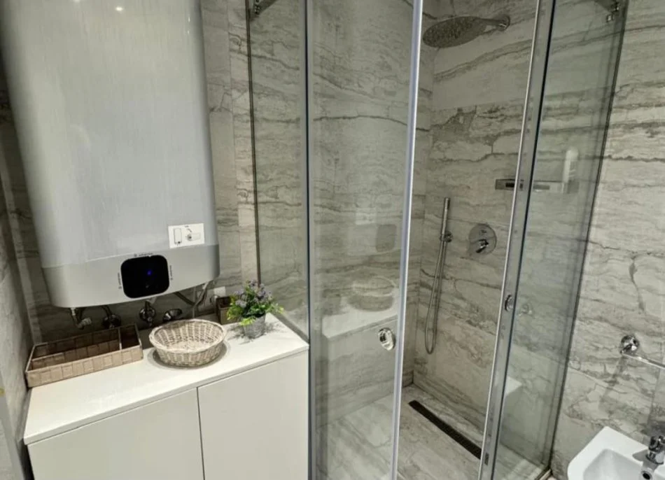 Tirane, jepet me qera apartament 2+1 Kati 5, 101 m² 1.250 € (Bllok)