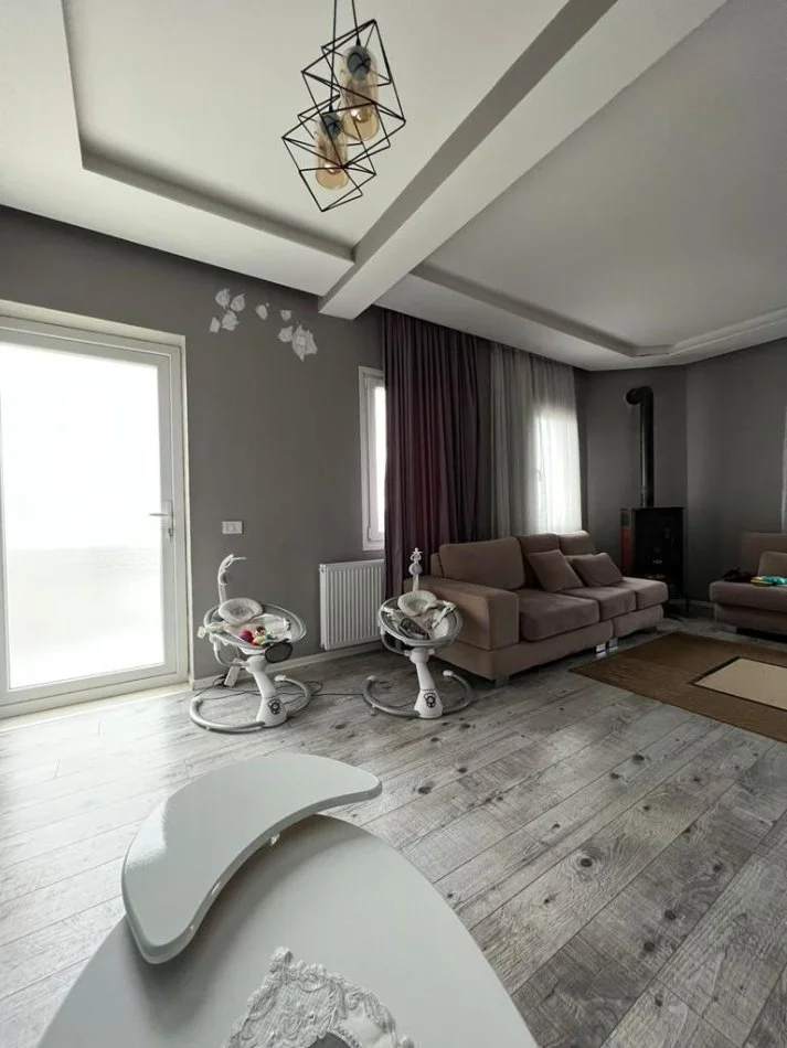 Tirane, shitet Vile 3 Katshe Kati 1, 601 m² 365.000 € (Profarma)