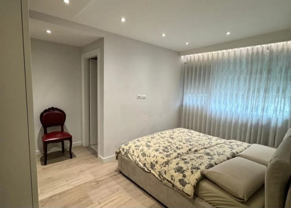 Tirane, jepet me qera apartament 2+1 Kati 5, 101 m² 1.250 € (Bllok)