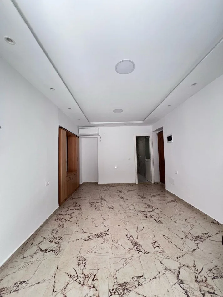 Tirane, jepet me qera ambjent biznesi Kati 1, 80 m² 600 € (Frederik Shiroko)
