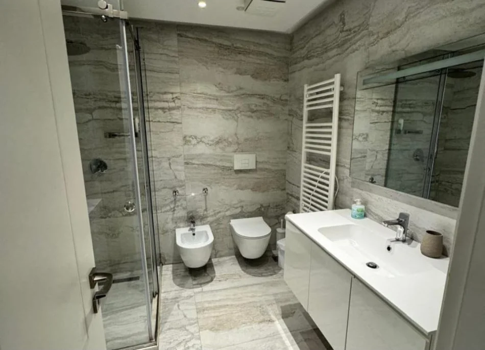 Tirane, jepet me qera apartament 1+1 Kati 3, 70 m² 750 € (Liqeni i thate)