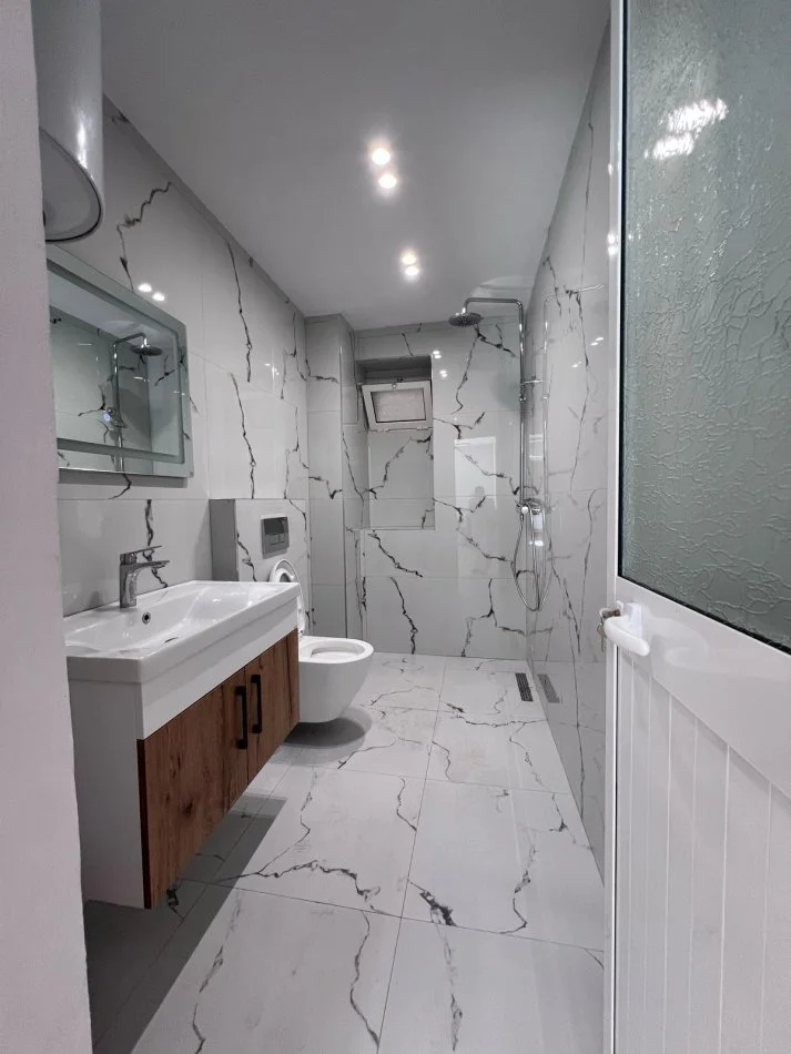 Tirane, jepet me qera ambjent biznesi Kati 1, 80 m² 600 € (Frederik Shiroko)