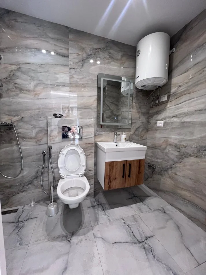 Tirane, jepet me qera ambjent biznesi Kati 1, 41 m² 1.200 € (Frederik Shiroka)