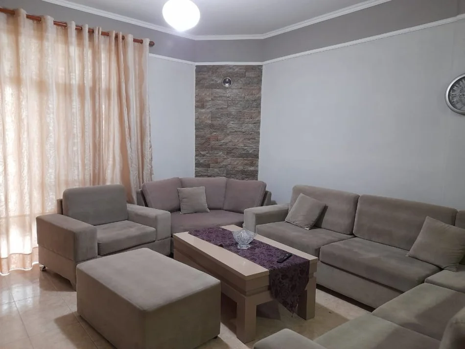 Tirane, shitet Vile 3 Katshe Kati 1, 601 m² 365.000 € (Profarma)