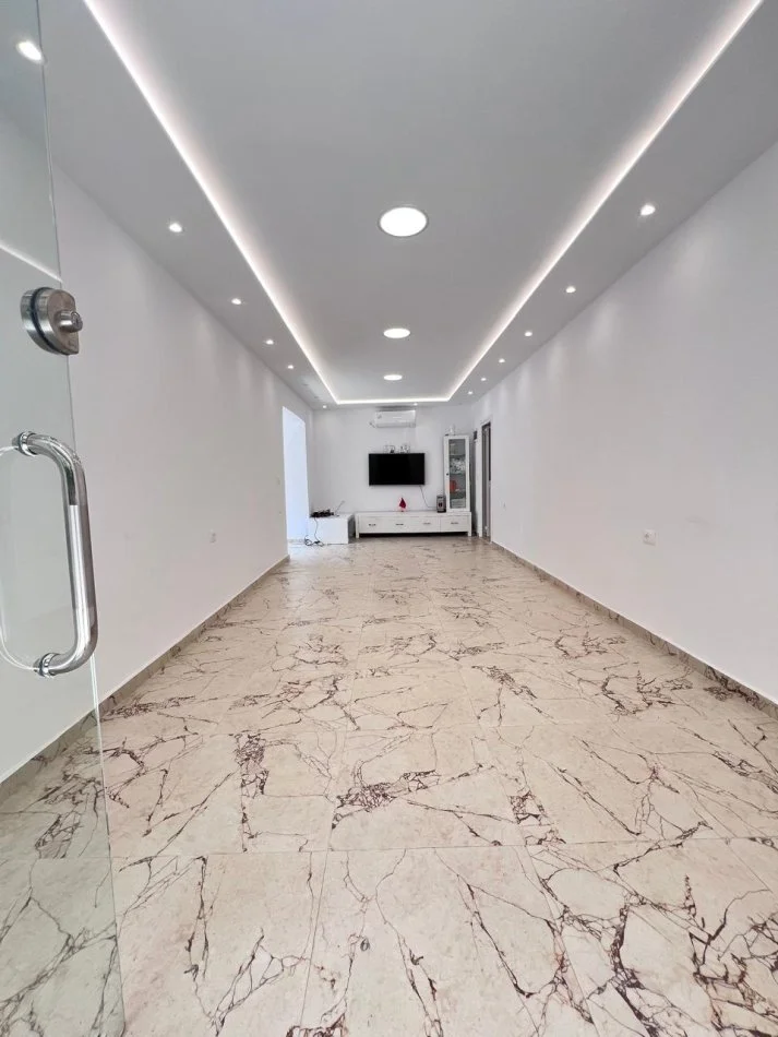 Tirane, jepet me qera ambjent biznesi Kati 1, 41 m² 1.200 € (Frederik Shiroka)
