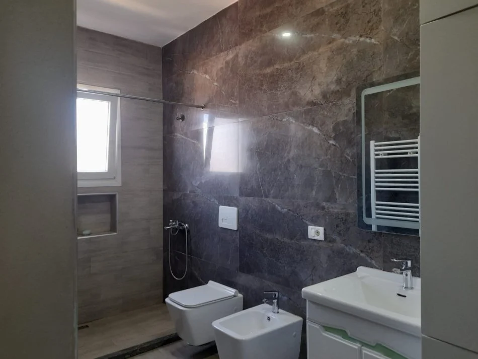 Tirane, shitet Vile 3 Katshe Kati 1, 601 m² 365.000 € (Profarma)