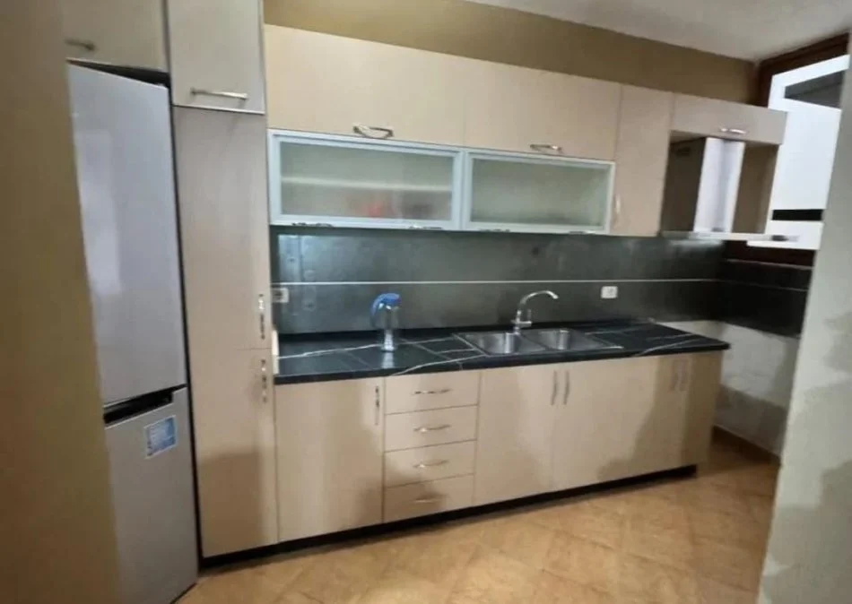 Tirane, jepet me qera apartament 2+1 Kati 8, 95 m² 450 € (Yzberisht)