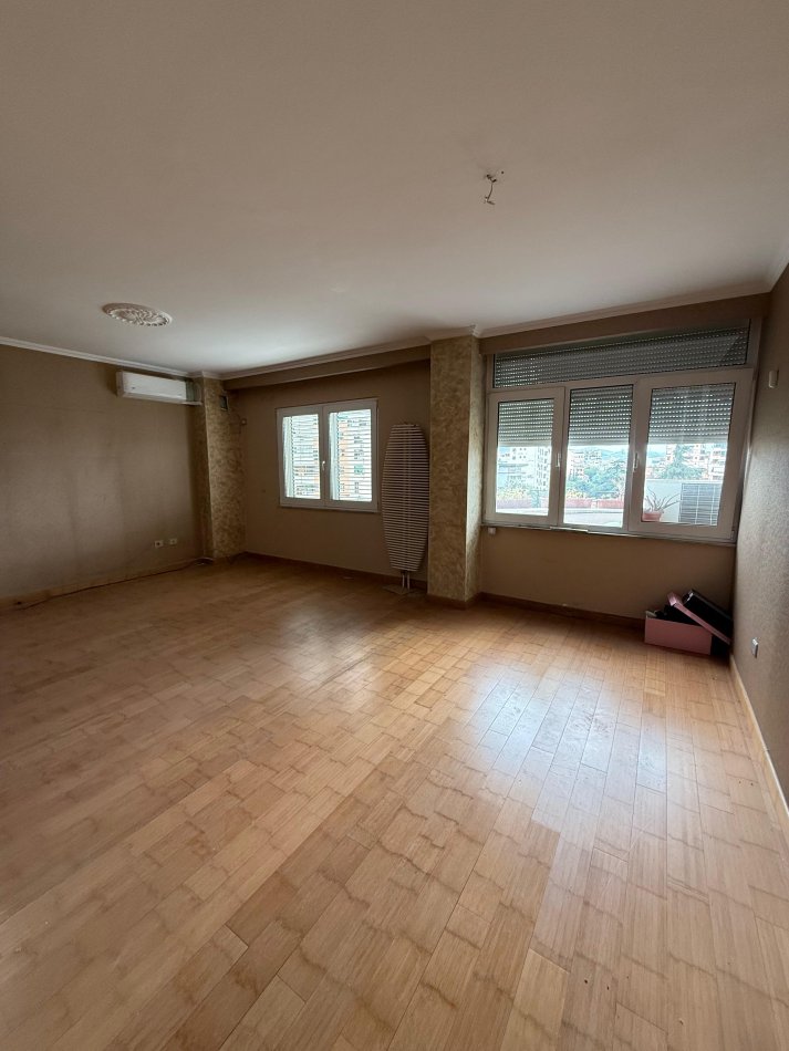 Tirane, jepet me qera ambjent biznesi Kati 4, 150 m² 1.500 € (Bllok)